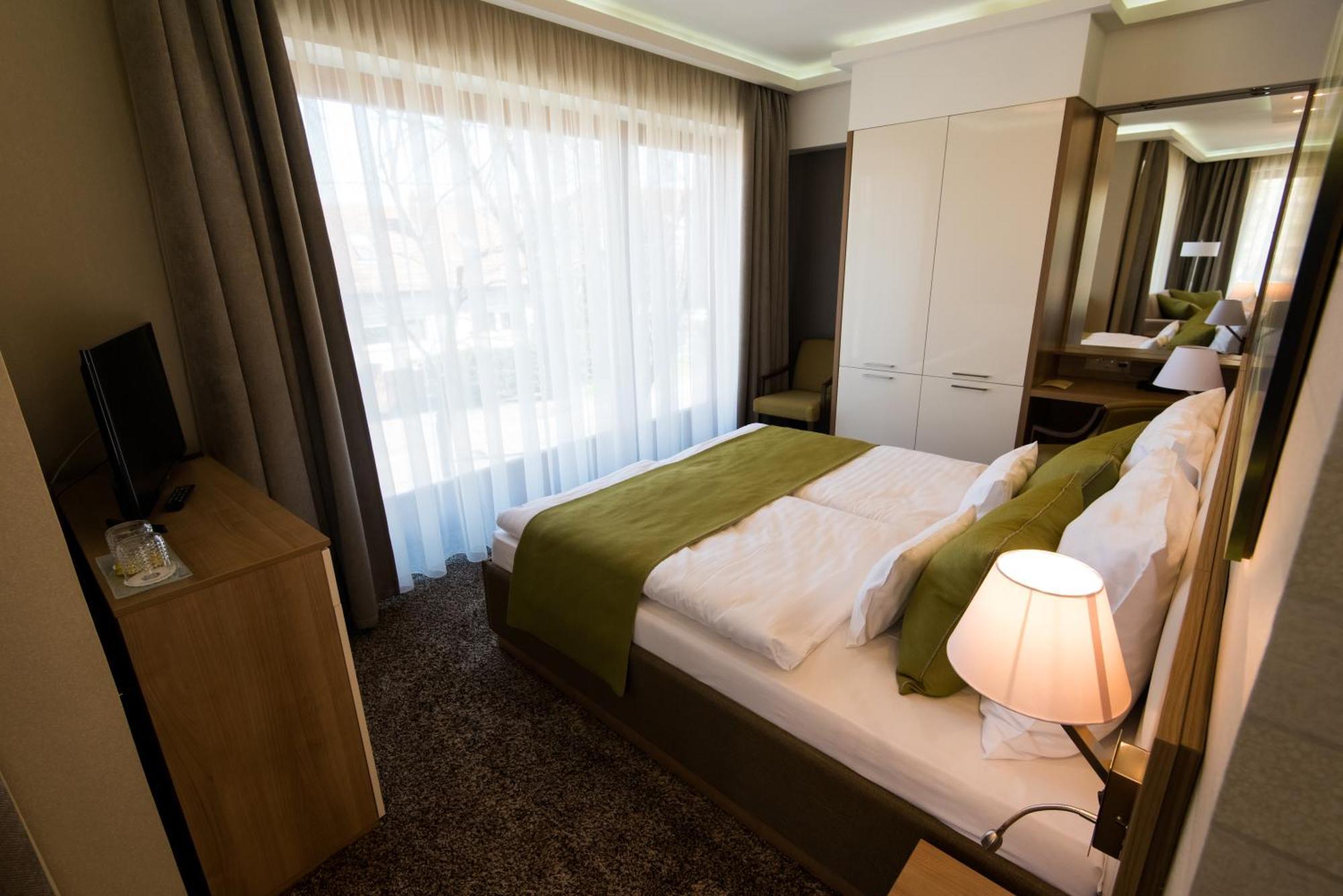 Bh Kristaly Hotell Debrecen Eksteriør bilde